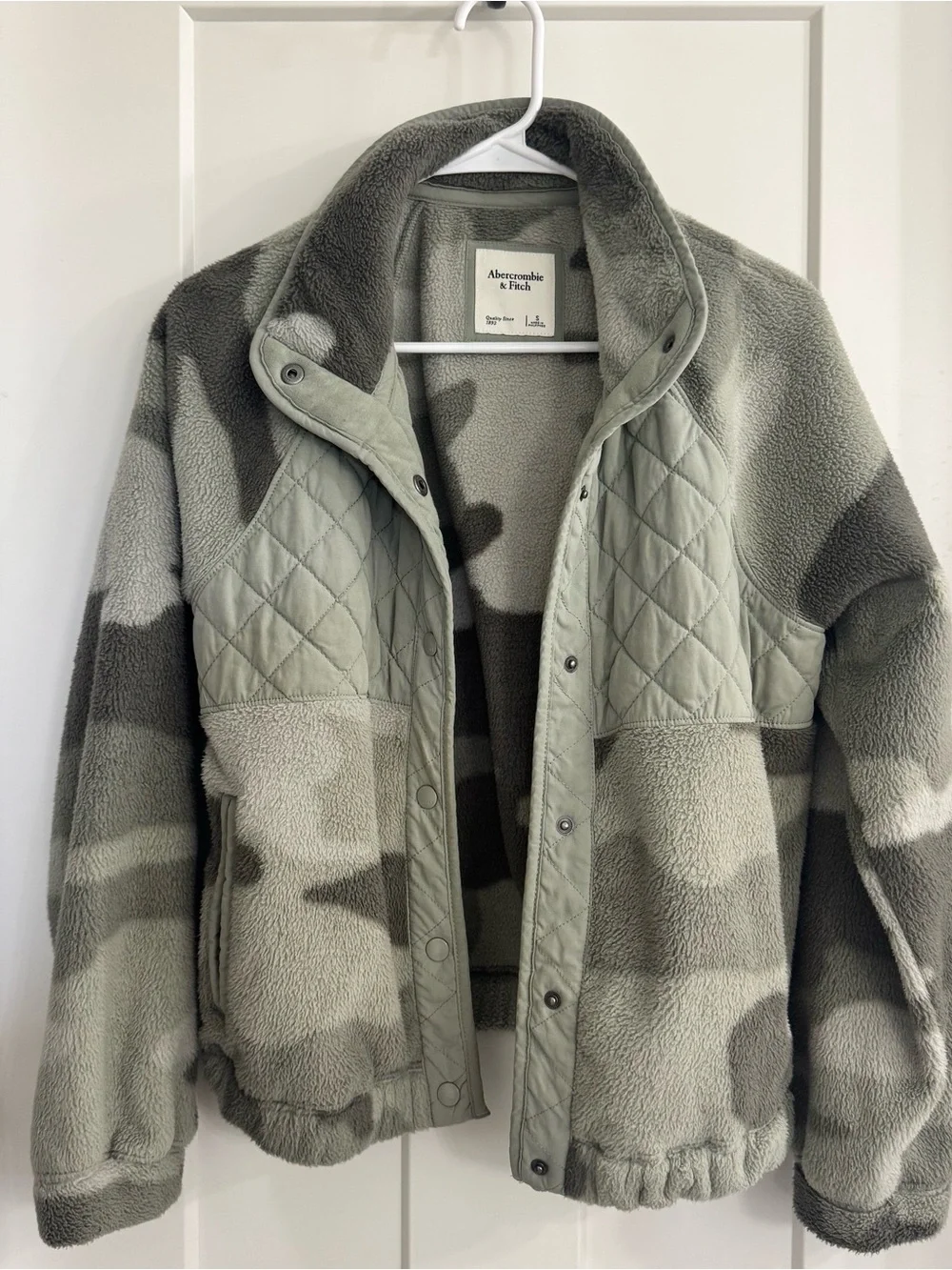 Abercrombie & Fitch Camo Fleece Quilted Snap Jacket Green Size S